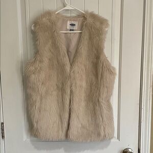 🍀Old Navy M oversized Faux Fur Vest in off white EUC